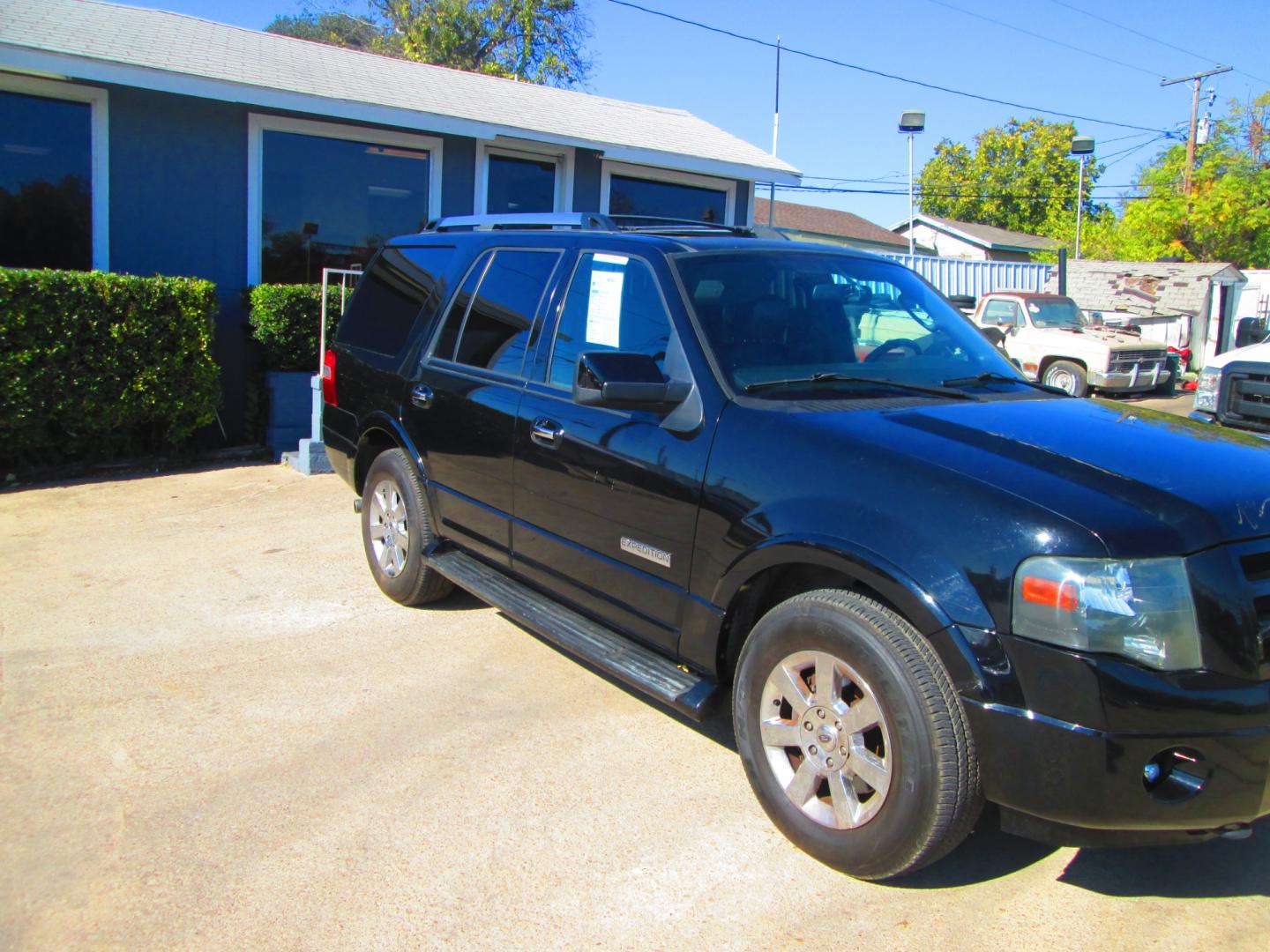 2007 BLACK Ford Expedition Limited 4WD (1FMFU20547L) with an 5.4L V8 SOHC 16V engine, 6-Speed Automatic Overdrive transmission, located at 1815 NE 28th St., Fort Worth, TX, 76106, (817) 625-6251, 32.795582, -97.333069 - Photo#2